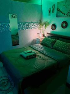 Ένα ή περισσότερα κρεβάτια σε δωμάτιο στο Staycation at Brgy Cupang