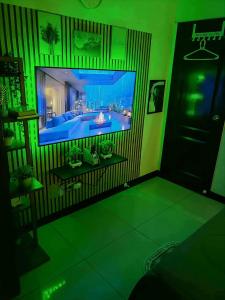 Μια τηλεόραση ή/και κέντρο ψυχαγωγίας στο Staycation at Brgy Cupang +2 φωτογραφίες