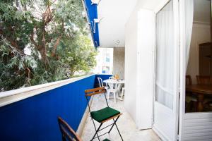 ein kleiner Balkon mit blauer Wand und einem Stuhl in der Unterkunft Jardins Fleuris Standing Presta in Mandelieu-la-Napoule