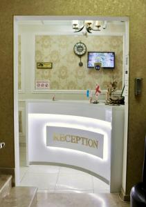 un cartel de recepción frente a una habitación en Georgian Palace Hotel, en Kutaisi 53 fotos más