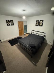 a bedroom with a bed in a room at Double Room Located 2 Minutes From Gloucester Royal Hospital in Gloucestershire