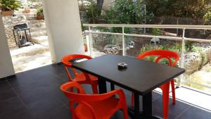 a black table and red chairs on a patio at Villa Bobnell in Cassis