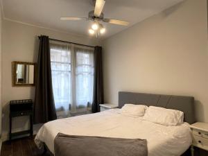 ein Schlafzimmer mit einem Bett und einem Deckenventilator in der Unterkunft Reno'd Heritage Camino Apartment in Nájera