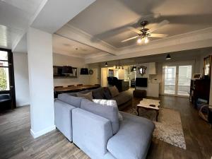 ein Wohnzimmer mit Sofa und Tisch in der Unterkunft Reno'd Heritage Camino Apartment in Nájera + 20 Fotos