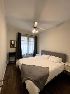 ein Schlafzimmer mit einem Bett und einem Deckenventilator in der Unterkunft Reno'd Heritage Camino Apartment in Nájera