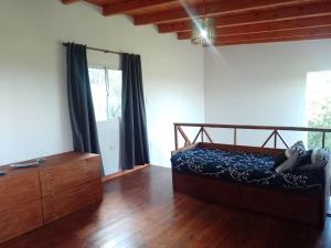 Un dormitorio con una cama y una cómoda y una ventana. en Vivi el momento, en Río Ceballos