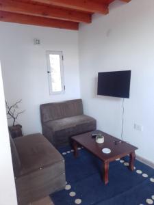 Una sala de estar con un sofá y una mesa de café. en Vivi el momento, en Río Ceballos 8 fotos más