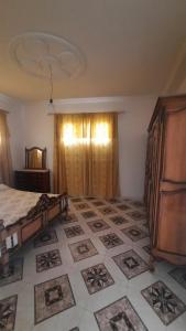 Giường trong phòng chung tại شقة في بني بوعياش