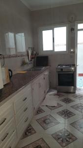 Nhà bếp/bếp nhỏ tại شقة في بني بوعياش