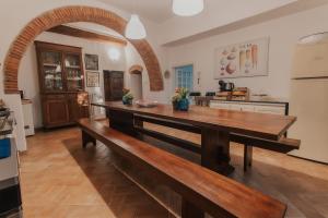 een grote keuken met een bank in het midden bij DONNA LAURA - Holiday Home in Arezzo