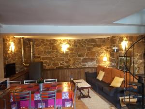 een woonkamer met een bank en een tafel bij Casa do Xurés in Maus de Salas