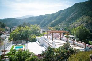 Nespecifikovaný výhled na hory nebo výhled na hory při pohledu z prázdninového domu