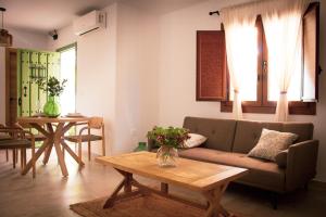 Posezení v ubytování El Charcon Alojamiento Rural + 26 fotografií