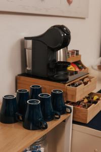 een koffiepot op een aanrecht met mokken bij DONNA LAURA - Holiday Home in Arezzo