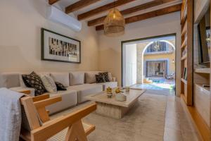 サンミゲル・デ・アジェンデにあるDesigner Retreat in Centro Heated Pool & Viewsの白いソファとテーブルのあるリビングルーム