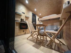 um quarto com uma mesa e duas cadeiras e uma cama em Lalouette em Porcheresse