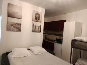 a small room with a bed and a kitchen at 388Paradis08 in Marseille