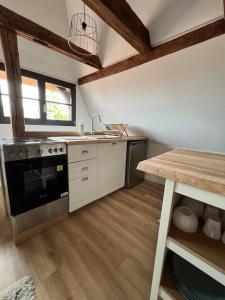 セレスタにあるSous un toit de Sélestatのキッチン(コンロ、シンク、テーブル付)
