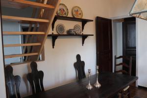 een eetkamer met een tafel en wat borden aan de muur bij Pelion country house in Volos +24 foto's