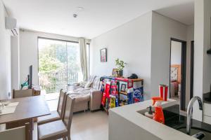 a kitchen and living room with a couch and a table at Calido 1BR Dpto, a minutos del Aeropuerto in Asuncion