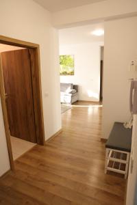 een kamer met een deur en een houten vloer bij Hushu Apartment in Giroc +9 foto's