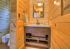 un baño con lavabo y espejo en Willow Falls, en Blue Ridge 134 fotos más