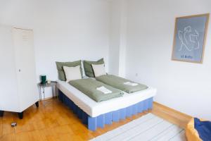 a bed in a room with a blue and white at raum life - Ferienwohnung Straubing #1 in Straubing