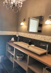 Ένα μπάνιο στο Le chai du Marais Sauvage