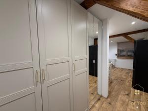 ビストシツァ・クウォツカにあるApartamenty For Youの白いキャビネット付きのキッチン、ダイニングルーム