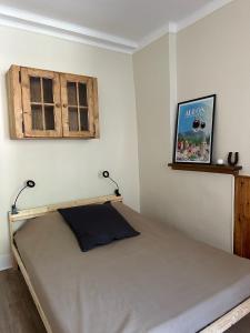 een slaapkamer met een bed met twee lampen erop bij Studio Le Clocher in Saint-Étienne-de-Tinée