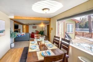 Η κουζίνα ή μικρή κουζίνα στο Hike, Bike and Boat Cabin with Dock on Seeley Lake!