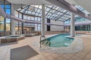 - une piscine dans un bâtiment doté d'un plafond en verre dans l'établissement Lighthouse on the Bay Unit 2411, à Caswell
