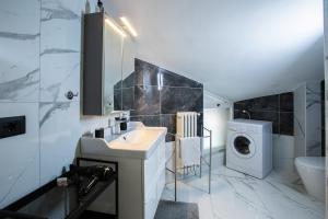 Η κουζίνα ή μικρή κουζίνα στο La casa delle Langhe