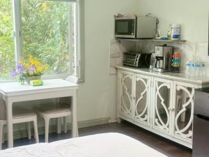 Temple Cityにある华人区花园别墅のキッチン(白いテーブル、電子レンジ付)