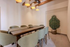 サンミゲル・デ・アジェンデにあるDesigner Retreat in Centro Heated Pool & Viewsの長いテーブルと椅子のあるダイニングルーム +61枚の写真