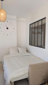 Postel nebo postele na pokoji v ubytování L'alcôve - appartement moderne et spacieux - proche gare - centre historique - WiFi - Clim