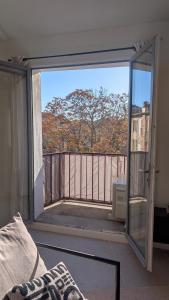 Balkón nebo terasa v ubytování L'alcôve - appartement moderne et spacieux - proche gare - centre historique - WiFi - Clim