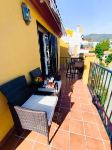 a balcony with a table and chairs on a building at Paraíso del mar- Villa privada con piscina propia y vista al mar cerca de la playa in Fuengirola