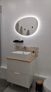 Koupelna v ubytování L'alcôve - appartement moderne et spacieux - proche gare - centre historique - WiFi - Clim + 12 fotografií