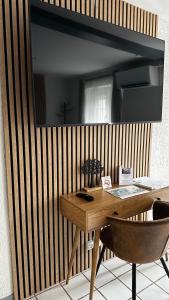 un escritorio de madera con 2 sillas frente a una pared en Domaine Blue Garden, en Grandvillers 33 fotos más