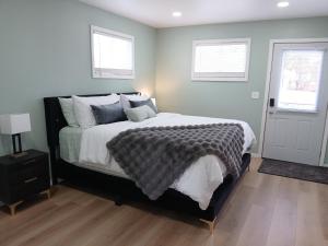 Ένα ή περισσότερα κρεβάτια σε δωμάτιο στο Pretty in Pink in Bismarck