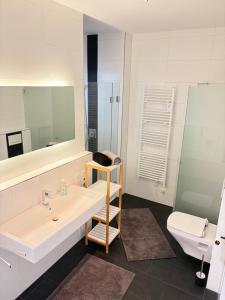 Koupelna v ubytování Zentral gelegenes Design-Loft für höchste Ansprüche + 12 fotografií