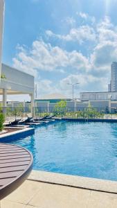 a large swimming pool in a large building at (208)Apt de luxo com varanda 2 quartos 1km do Mar in Tambauzinho