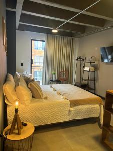 a bedroom with a large bed in a room at Moore 45 Tu Espacio Comodo en Medellín in Medellín