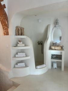 Un baño con lavabo, espejo y toallas. en Le Rom Antique, en Grasse 12 fotos más