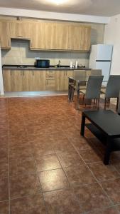a kitchen with tables and chairs and a counter at Piso de 2 habitaciones en Arrecife in Arrecife