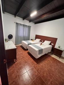 a bedroom with two beds and a table in it at Piso de 2 habitaciones en Arrecife in Arrecife
