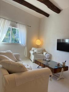 Una sala de estar con dos sofás y una mesa de café. en Le Rom Antique, en Grasse