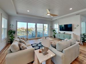 セント・オーガスティーン・ビーチにあるOcean Breezeのソファ2つとテレビのあるリビングルーム