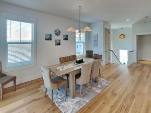 セント・オーガスティーン・ビーチにあるOcean Breezeのテーブルと椅子のあるダイニングルーム